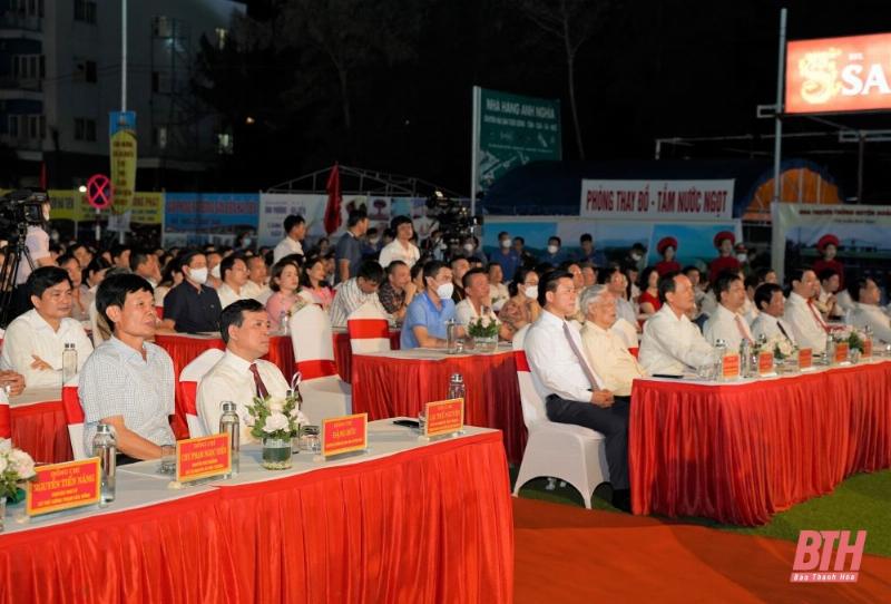 Ánh đèn lung linh và không khí sôi động tại Biển Hải Tiến Thanh Hóa vào buổi tối